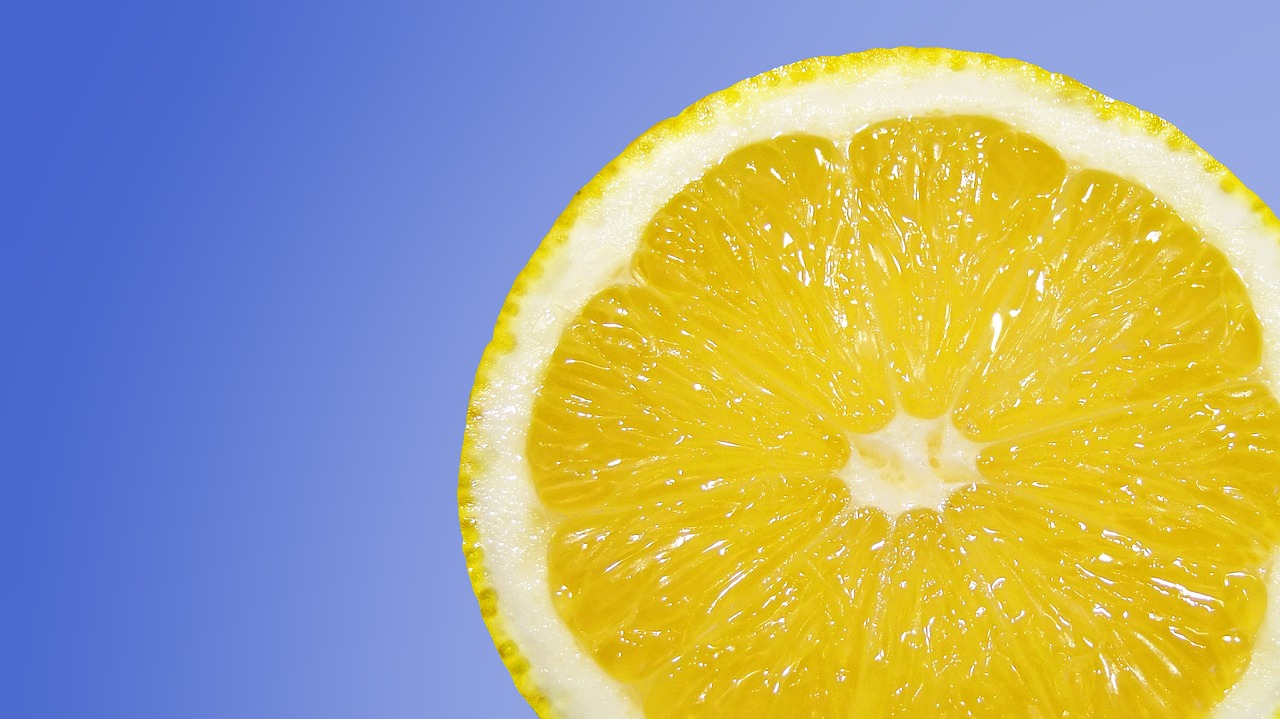 Citrusgeur diffuser naast bloeiende lentebloemen.
